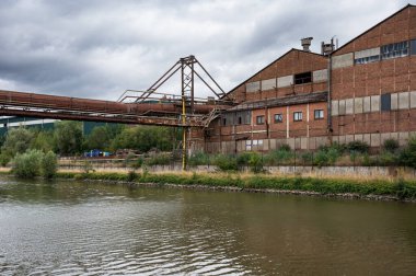 Ittre, Wallon Bölgesi, Belçika, 08 01 2022 - Kanal üzerinde terk edilmiş bir sanayi bölgesinde ulaşım kemeri