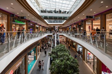 Charleroi, Wallon Bölgesi, Belçika - 08 01 01 2022 Rive Gauche alışveriş merkezinin lüks iç mekanı