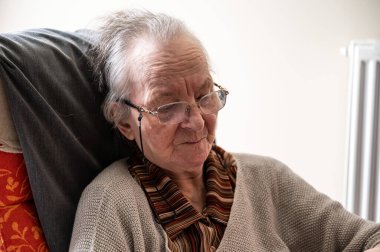 84 'lü bir büyükannenin kapalı bir portresi. Tienen, Belçika.