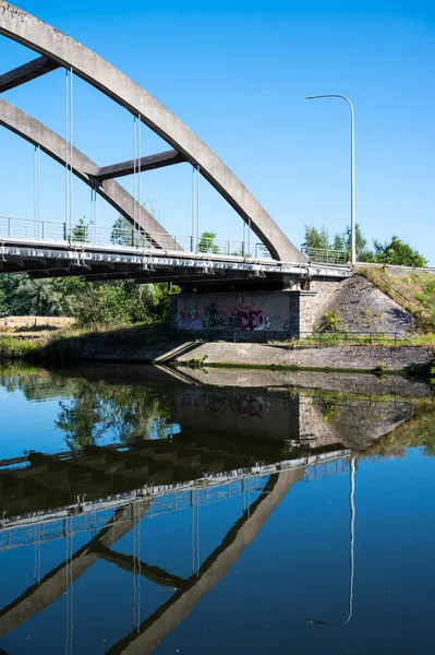 Namen Waals Gewest België 2022 Spoorbrug Die Weerkaatst Het Blauwe — Stockfoto