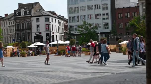 シャルルロワ ワロン地域 ベルギー 2022 改装されたRive Gauche市広場 市内中心部の商業中心部を歩く人々 — ストック動画