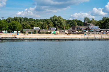 Gent, East Flanders, Belçika 08 06 2022 - Blaarmeersen spor ve eğlence sahasının gölü ve plajı
