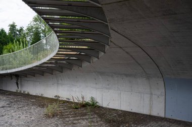 Gent, Doğu Flanders, Belçika 08 06 06 2022 - Kanal üzerinde bisiklet ve yaya beton köprü