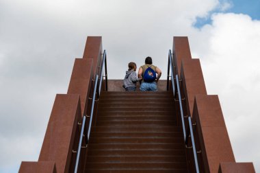 Tielt-Winge, Flaman Brabant, Belçika, 08 22 2022 - Anne ve kızı gözlem merdiveninde.
