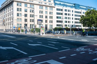 Brüksel Eski Kent, Brüksel Başkent Bölgesi, Belçika, 09 11 2022 - Rue de la loi kavşağındaki yol işaretleri