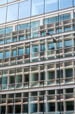 Brüksel Eski Kent, Brüksel Başkent Bölgesi, Belçika, 09 11 2022 - Çağdaş ofis pencereleri yansıtılıyor