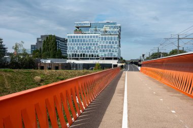 Zaventem, Flaman Brabant Bölgesi, Belçika, 09 18 2022 - Ringway üzerindeki bisiklet köprüsü