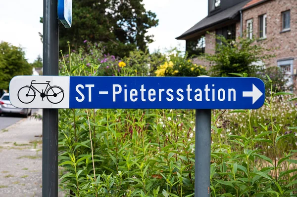 比利时东法兰德斯根特08 2022 骑自行车者前往圣彼得火车站的方向标志 — 图库照片