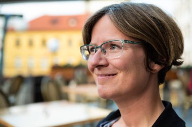 Prag 'da 30 yaşında, gülümseyen bir iş kadınının portresi.