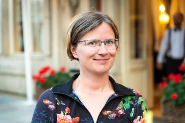 Prag 'da 30 yaşında, gülümseyen bir iş kadınının portresi.