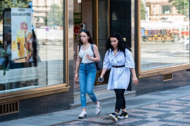 Prag - Çek Cumhuriyeti - 08 01-2020 Alışveriş caddesinde birlikte yürüyen iki çekici genç kız