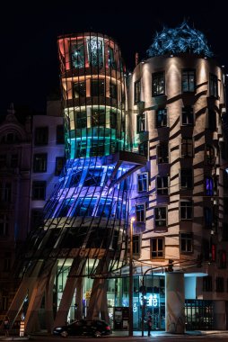 Prag - Çek Cumhuriyeti - 08 01 2020 Geceleri dans salonunun dış cephesi renkli ışık süslemeleriyle