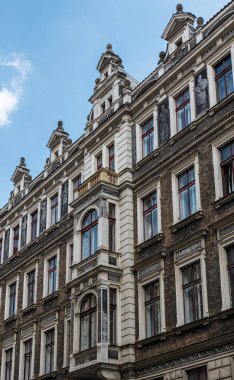 Prag - Çek Cumhuriyeti - 08 01 01 2020 Eski kentte mavi gökyüzüne karşı geleneksel cepheler