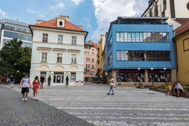 Prag - Çek Cumhuriyeti - 08 01 01 2020 Turistler Eski Şehir meydanında ve çeşmesinde yürüyorlar