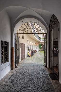 Prag - Çek Cumhuriyeti - 08 01 01 2020 Eski Şehir 'de bir iç mahkemeye geçiş