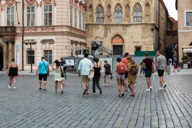 Prag - Çek Cumhuriyeti - 08 01 01 2020 Çekici gençler Eski Şehir 'de, merkez marketin yakınında dolaşıyorlar