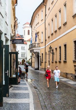 Prag - Çek Cumhuriyeti - 08 01 01 2020 Çekici gençler Eski Şehir 'de, merkez marketin yakınında dolaşıyorlar