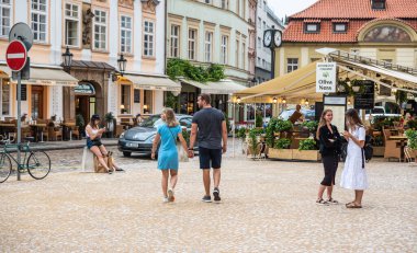 Prag - Çek Cumhuriyeti - 08 01 01 2020 Çekici gençler Eski Şehir 'de, merkez marketin yakınında dolaşıyorlar