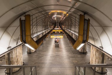 Prag - Çek Cumhuriyeti - 08 01 01 2020 Merdiven, Mustek metro istasyonunun platformu ve tüneli