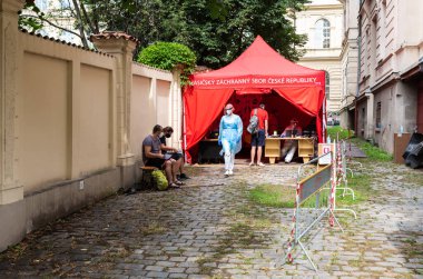 Prag - Çek Cumhuriyeti - 08 10 2020 Corona virüsü tespiti için koruma giysileri içinde sağlık görevlileri bekliyor.