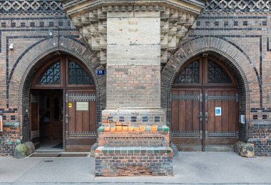 Prag - Çek Cumhuriyeti - 08 01 01 2020 Ulusal Doğum Hastanesi Girişi ve cephesi