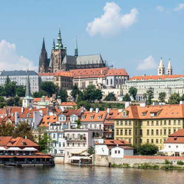 Prag - Çek Cumhuriyeti - 08 01 01 2020 Eski Şehir ve Moldau Nehri üzerindeki Panoramik Manzara Charles Köprüsü 'nden alınmıştır