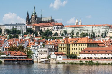 Prag - Çek Cumhuriyeti - 08 01 01 2020 Eski Şehir ve Moldau Nehri üzerindeki Panoramik Manzara Charles Köprüsü 'nden alınmıştır
