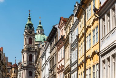 Prag - Çek Cumhuriyeti - 08 01 01 2020 Eski Şehir 'in tarihi cephelerine ve kulelerine bakın