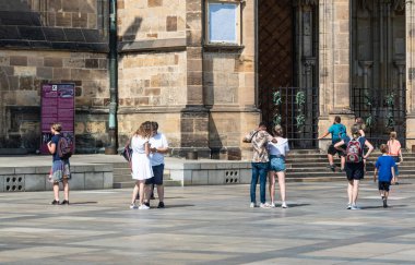 Prag - Çek Cumhuriyeti - 08 01 01 2020 Sıcak bir yaz gününde Prag Kalesi 'nin girişine doğru yürüyen turistler