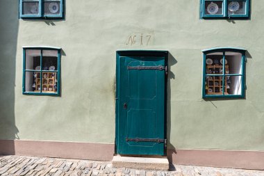 Prag - Çek Cumhuriyeti - 08 01 01 2020 Golden Lane 'de geleneksel bir yeşil evin cephesi