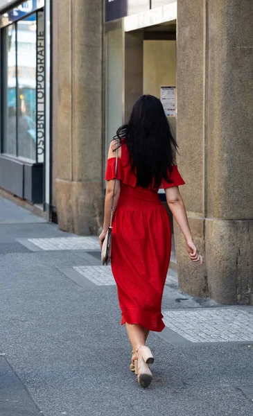 Praga República Checa 2020 Mujer Moda Con Estilo Vestido Rojo — Foto de Stock