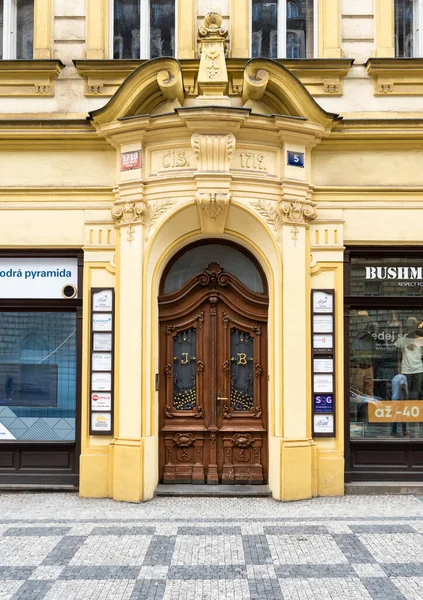 Praga Czechy 2020 Stylowe Drewniane Drzwi Starym Mieście Dla Małych — Zdjęcie stockowe