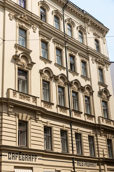 Praga Czechy 2020 Tradycyjne Fasady Starym Mieście Przeciwko Błękitnemu Niebu — Zdjęcie stockowe