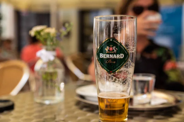 Praga República Checa 2020 Primer Plano Una Cerveza Bernard Una — Foto de Stock