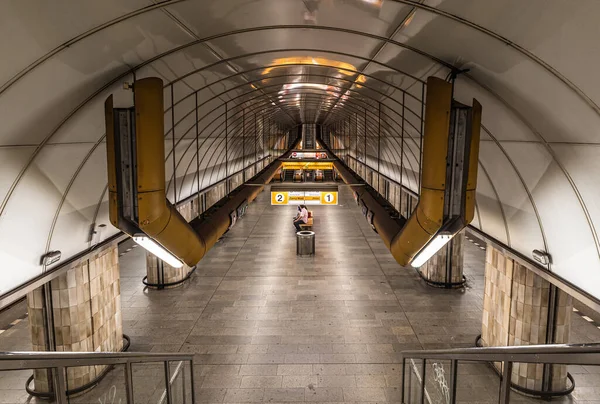 Prag - Çek Cumhuriyeti - 08 01 01 2020 Merdiven, Mustek metro istasyonunun platformu ve tüneli