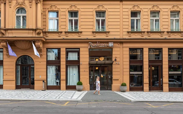Прага Чехия 2020 Женщина Идущая Перед Фасадом Отеля Radisson Blu — стоковое фото