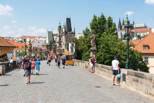 Praag Tsjechië 2020 Toeristen Wandelen Een Warme Zonnige Dag Karelsbrug — Stockfoto