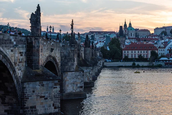 Прага Чехия 2020 Туристы Летней Одежде Прогуливаются Карлову Мосту Летнюю — стоковое фото