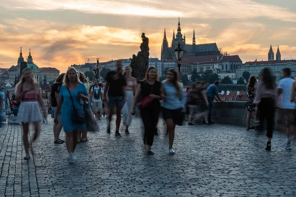 Prag Tjeckien 2020 Turister Sommarkläder Promenader Över Karlsbron Sommarnatt Med — Stockfoto