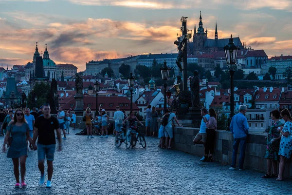 Praag Tsjechië 2020 Toeristen Zomerkleding Wandelen Karelsbrug Tijdens Een Zomernacht — Stockfoto