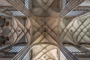 Prag - Çek Cumhuriyeti - 08 01 01 2020 Prag Kalesi 'nin tavan ve sütunlarının alçak açısı