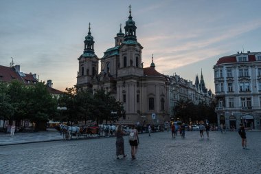Prag - Çek Cumhuriyeti - 08 01 01 2020 Saint Nicholas Kilisesi ve eski pazar meydanı alacakaranlıkta