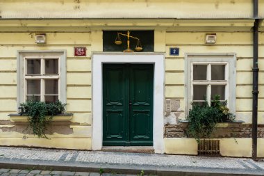 Prag - Çek Cumhuriyeti - 08 01 01 2020 Eski Geleneksel Sarı Ev Cephesi