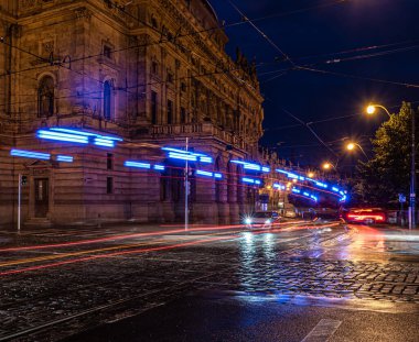 Prag - Çek Cumhuriyeti - P 'de geceleri trafik ışıkları