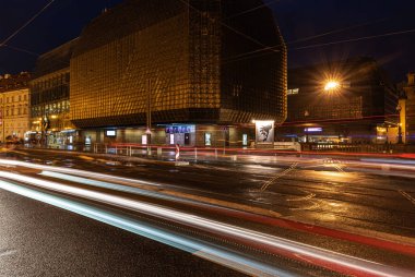 Prag - Çek Cumhuriyeti - 08 01 01 2020 Gece Prag Ulusal Tiyatrosu 'nda trafik ışıkları