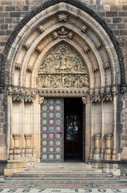Prag - Çek Cumhuriyeti - 08 01 01 2020 Saint Peter ve Paul Bazilikası 'nın kemerli kapısı