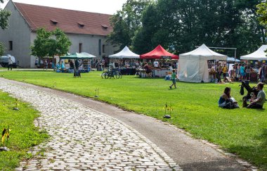 Prag - Çek Cumhuriyeti - 08 01 01 2020 Vysehrad Parkı ve çevresi eski bir kaldırım taşı yolu ile çevrili