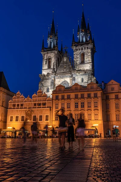 Прага Чехия 2020 Староместская Площадь Сумерках Церковью Богоматери Башни Заднем — стоковое фото