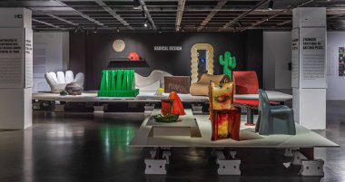 Laeken, Brüksel, Belçika, 12 28 2022 - Brüksel Tasarım Müzesinde çağdaş sanat eserleri sergisi ADAM