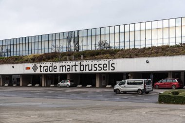 Laeken, Brüksel, Belçika, 12 28 2022 - Brüksel Ticaret Mart 'ının ana binası ve otoparkı